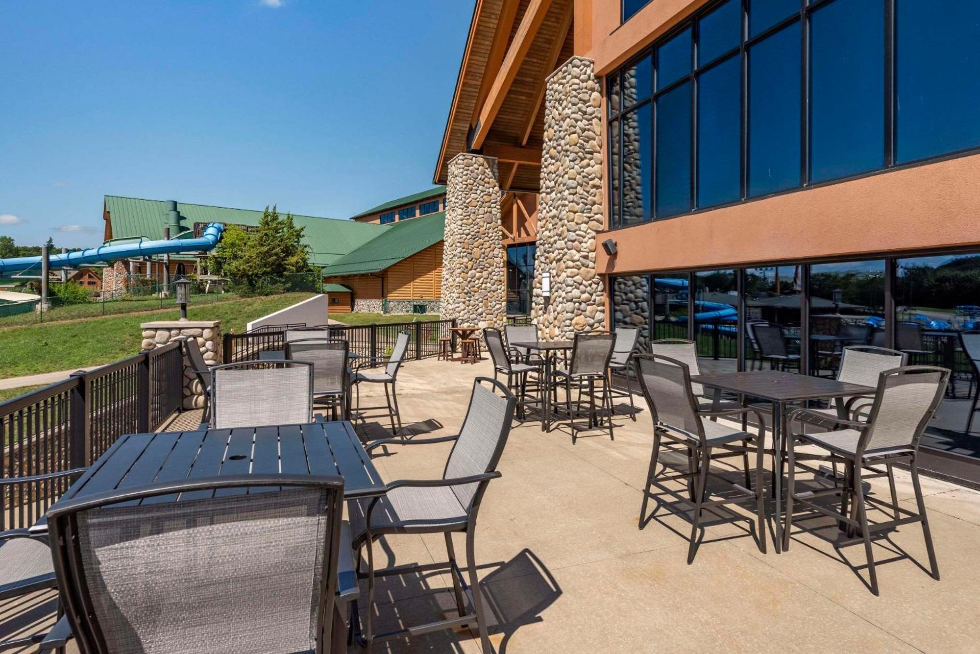 Three Bears Resort Waterpark Near Tomah Ascend Collection Warrens Exteriör bild